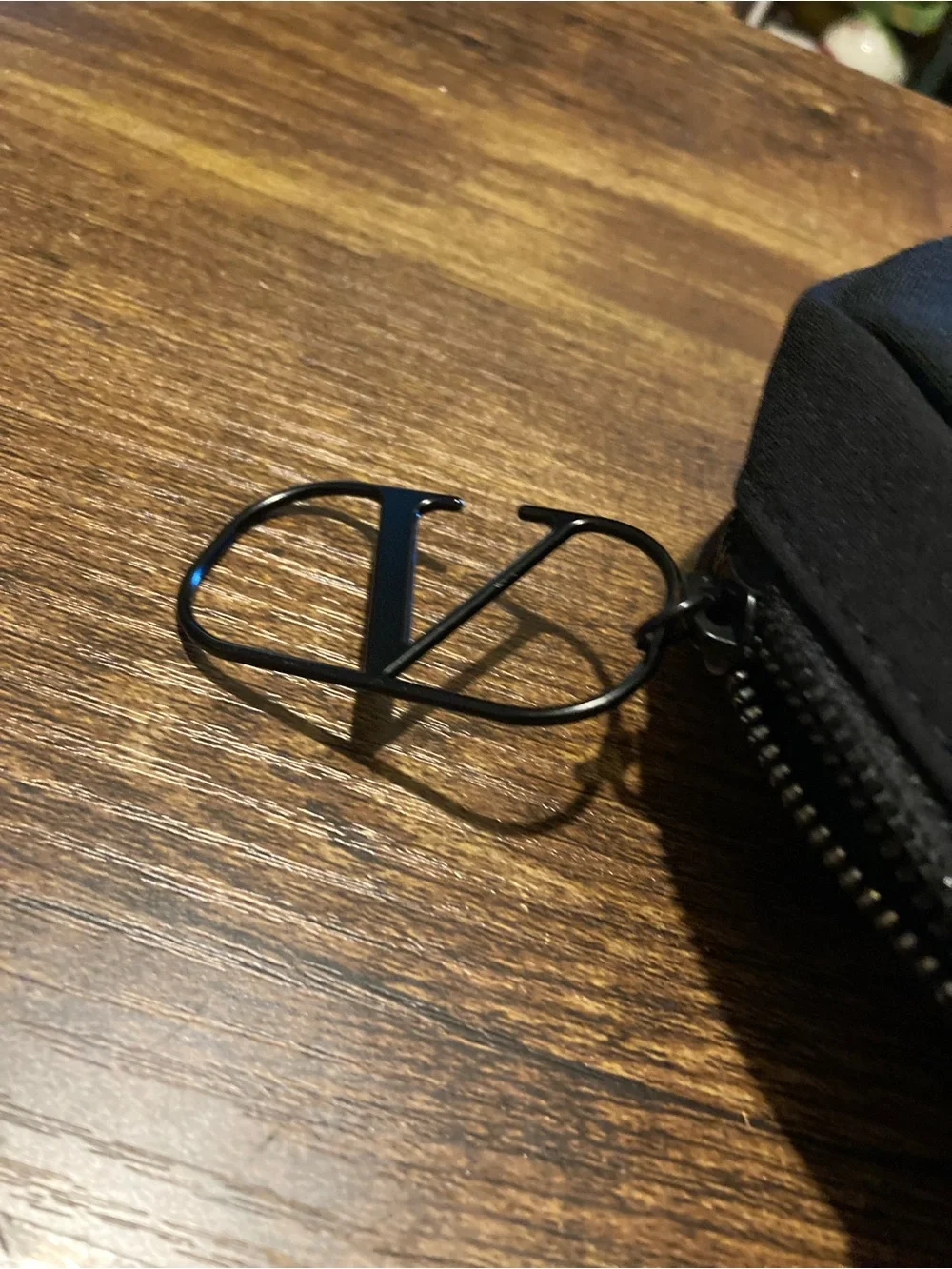 V make up pouch